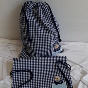 mochila y bolsa de cuadros azul y blanca