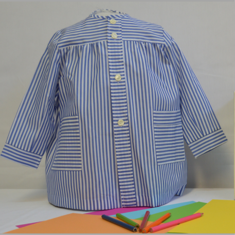 uniforme de colegial azul y blanco