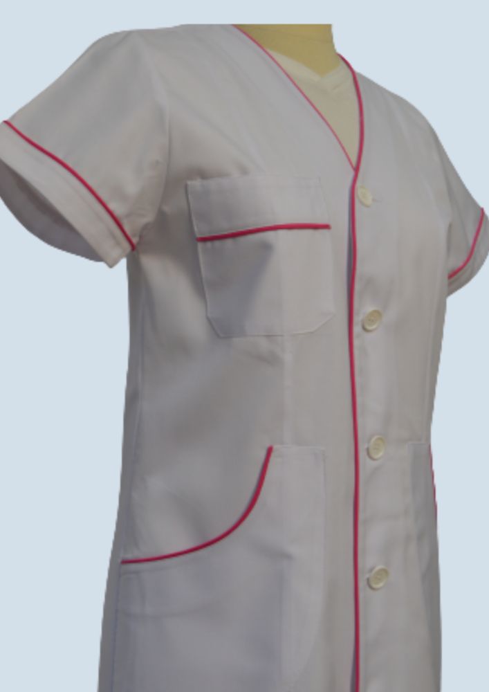 bata blanca con detalles en rojo