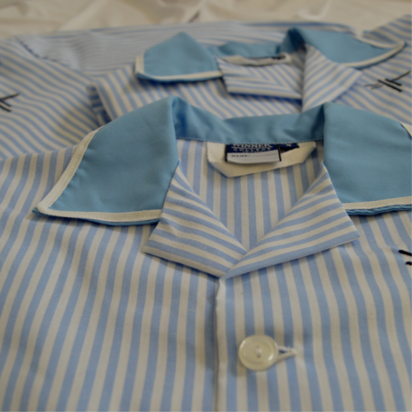 detalles del cuello9 del uniforme de colegial azul claro y blanco