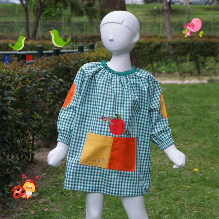 babi escolar verde y blanco con un estampado