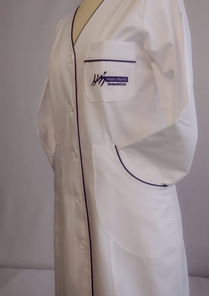 bata blanca con detalles en azul