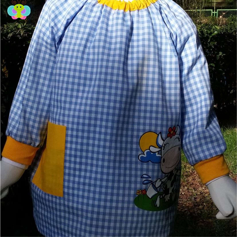 babi escolar azul y blanco con un estampado