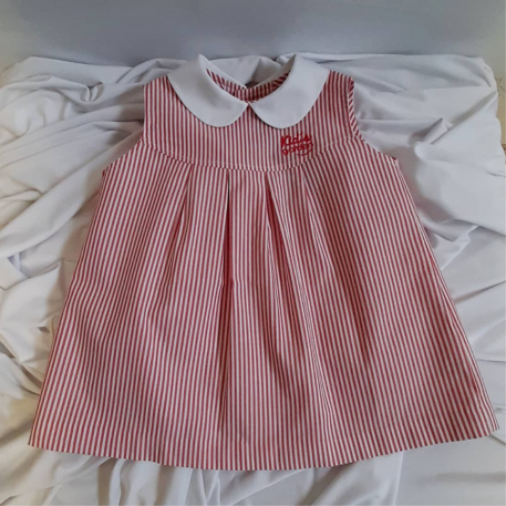 uniforme de colegial rojo y blanco