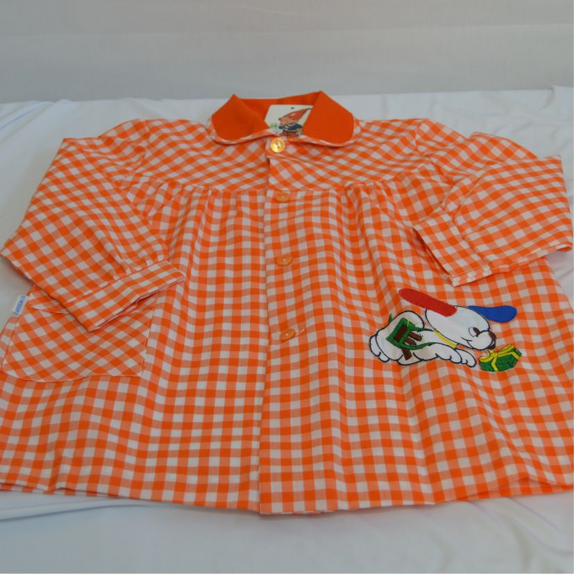 babi escolar naranja y blanco con estampado