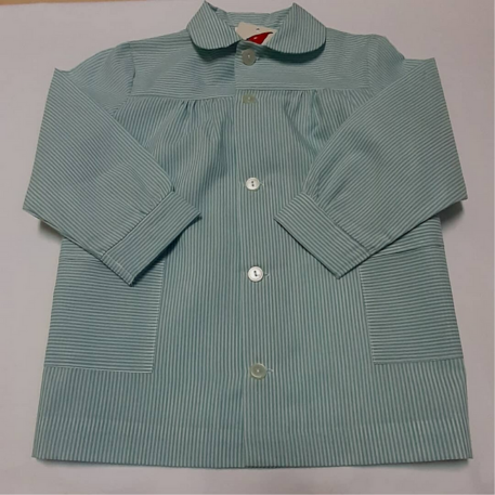 uniforme de colegial beige y blanco con detalles de flores