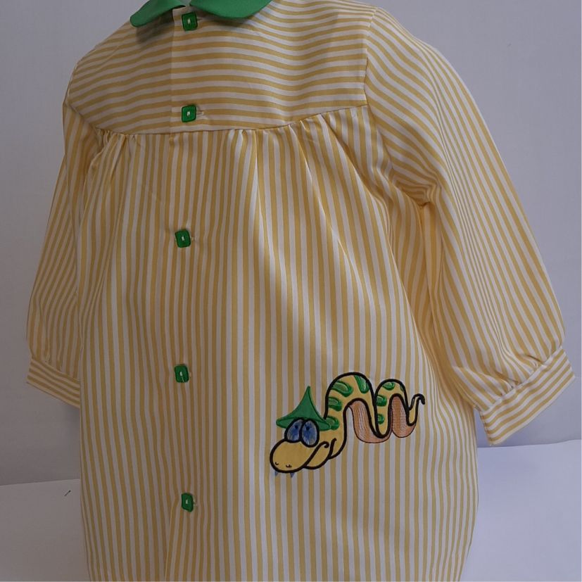 babi escolar amarillo y blanco con estampado