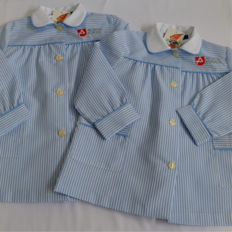 dos uniformes de colegial azul y blanco