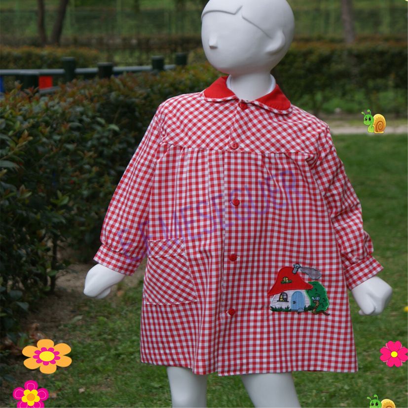 babi escolar rojo y blanco con una casa estampada