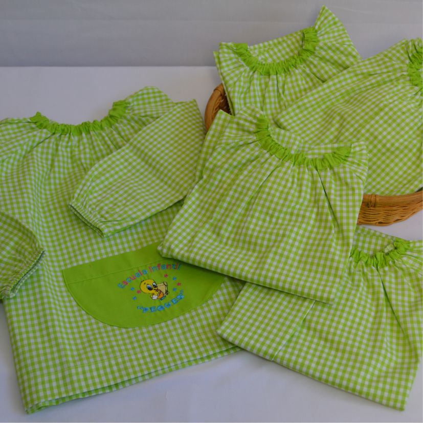 babi escolar verde y blanco con estampado