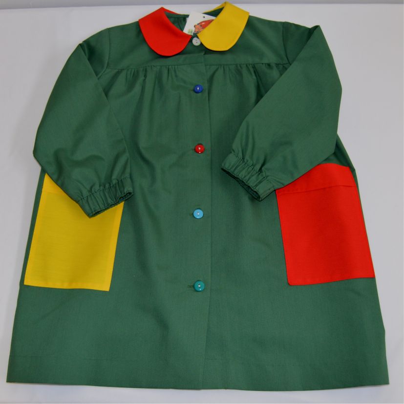 babi escolar verde con bolsillos amarillo y rojo