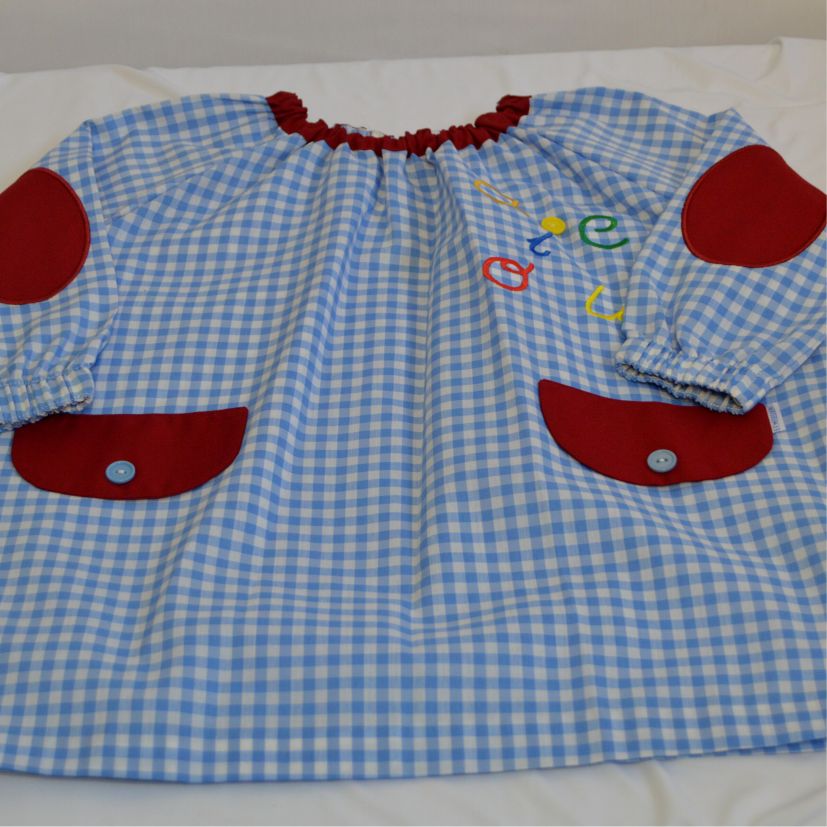 babi escolar azul con bolsillos rojo