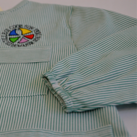 uniforme de colegio verde