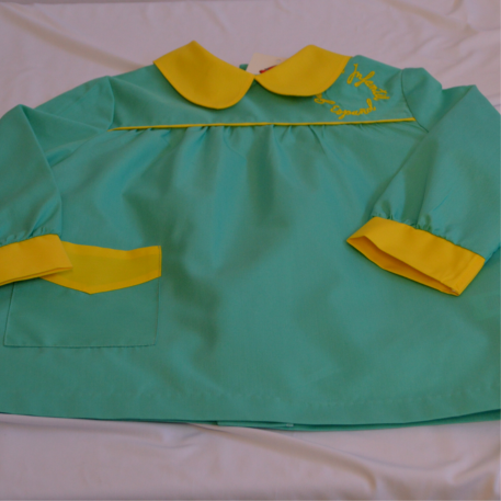 uniforme de colegial verde y amarillo