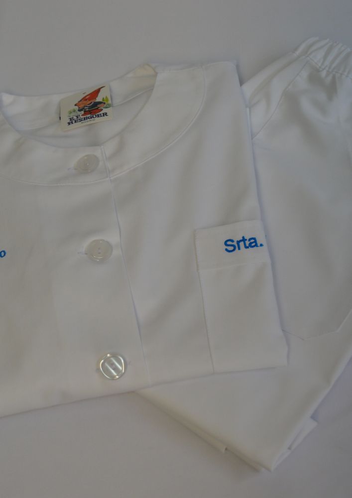 uniforme sanitario con nombre bordado