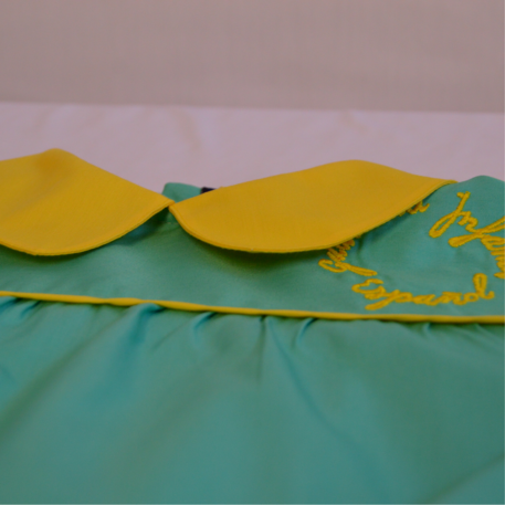 uniforme de colegial verde y amarillo detalle del cuello