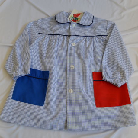 uniforme de colegial azul con bolsillo azul y rojo