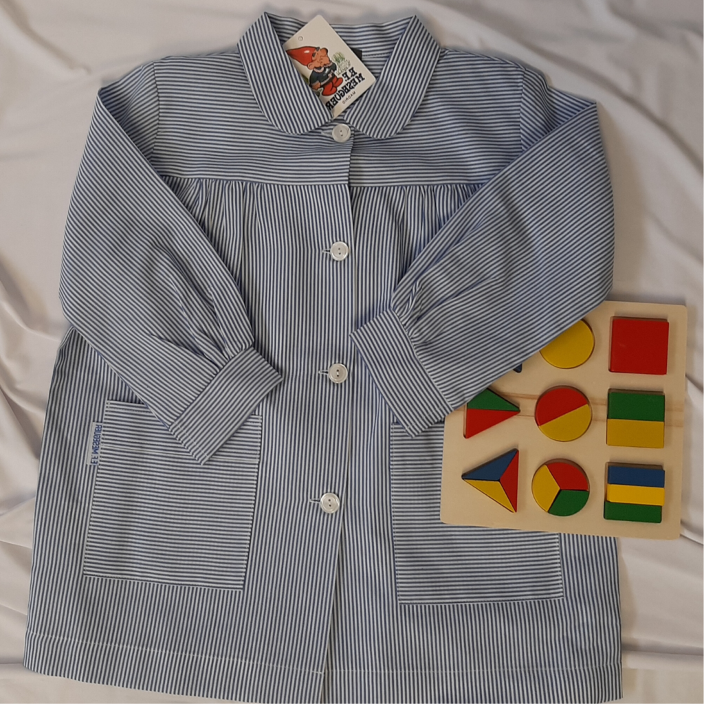 uniforme de colegio azul y blanco