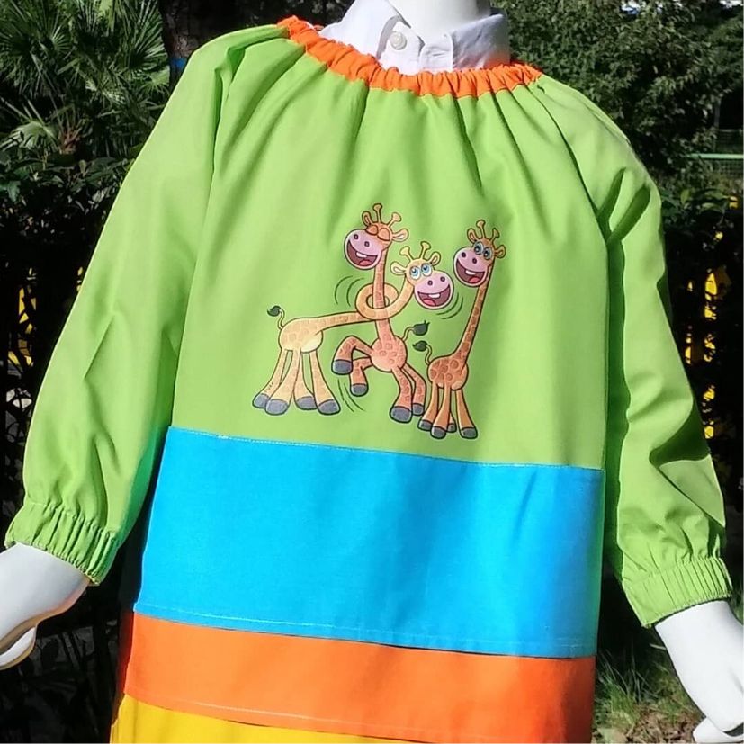 babi escolar verde, azul y naranja con estampado