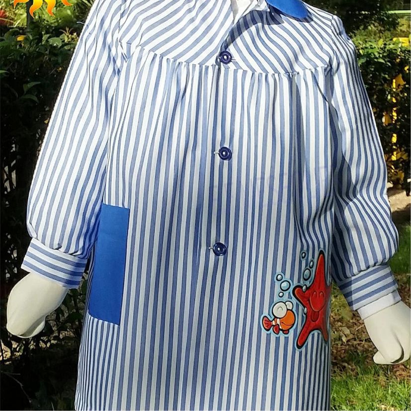 babi escolar azul con estampado