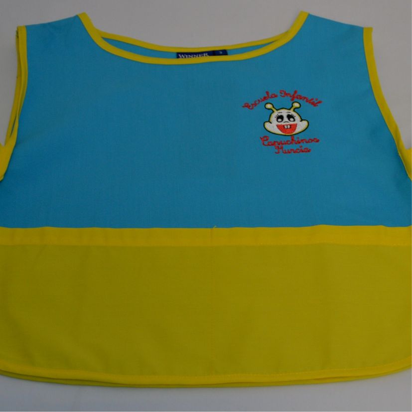 babero azul y amarillo