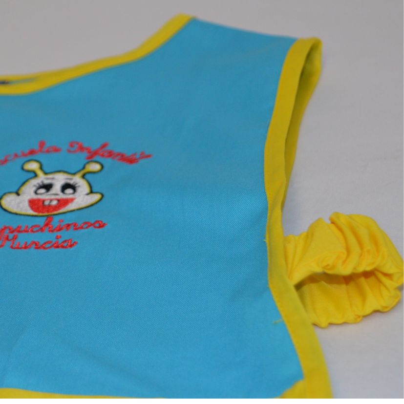 babero azul y amarillo con estampado