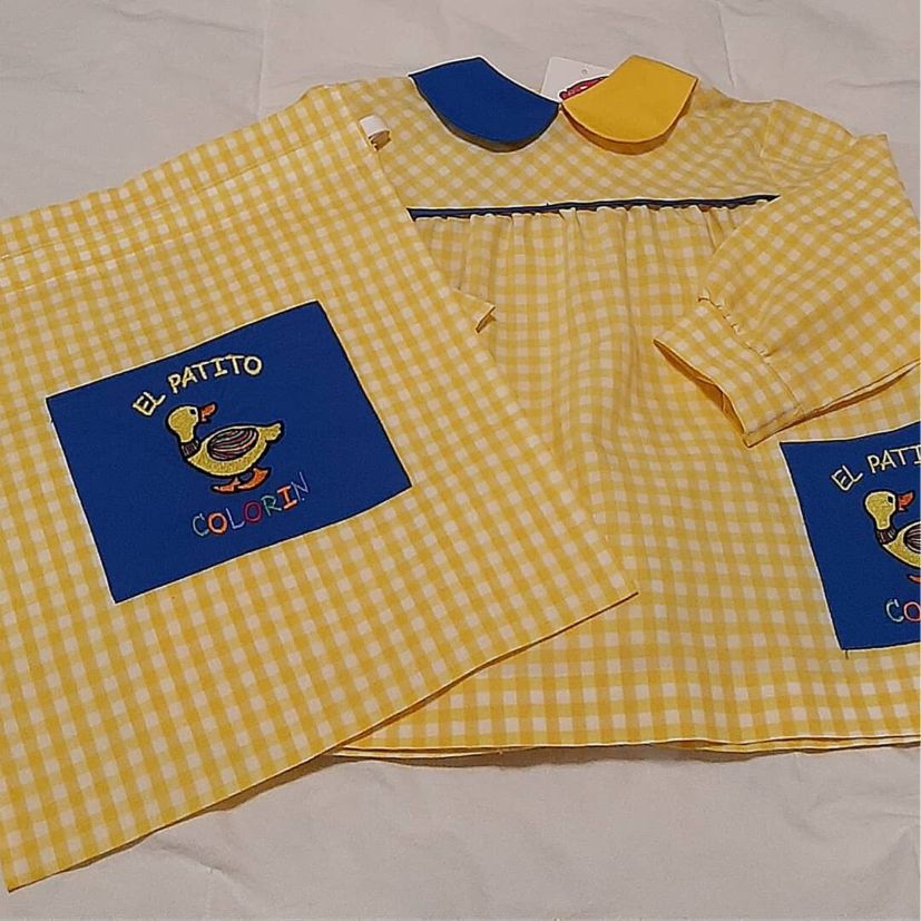 babi amarillo y bolsa con estampado