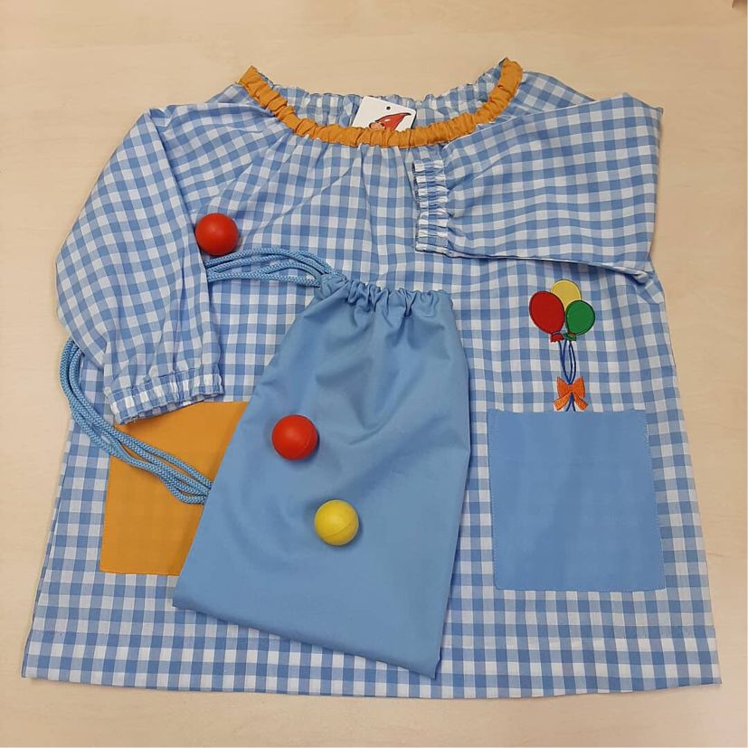 babi azul y bolsa con estampado