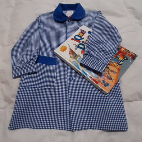 uniforme de colegial azul oscuro y blanco