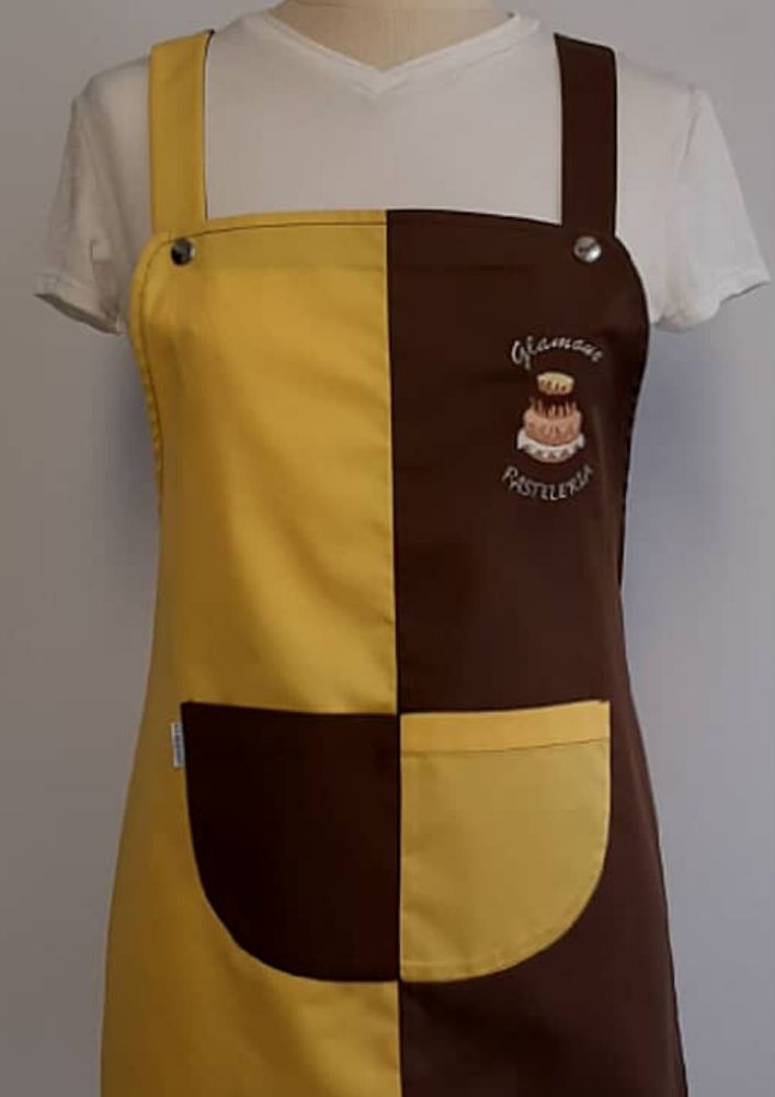 Pichi marrón y amarillo