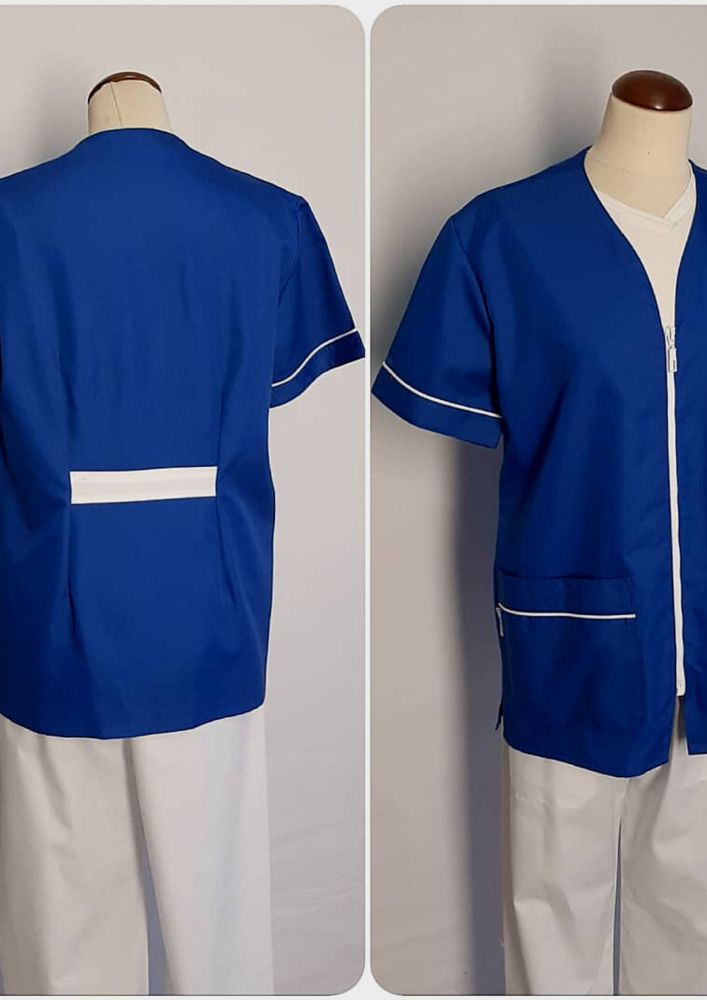 uniforme sanitario azul con detalles en blanco