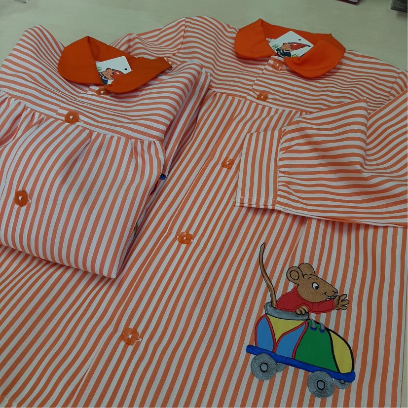 babi escolar rojo y blanco con un estampado