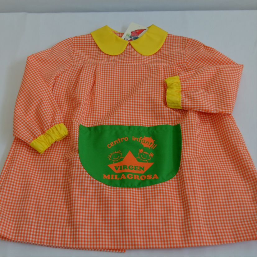 babi naranja con estampado