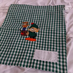 mochila de cuadros verdes y blancos con estampado