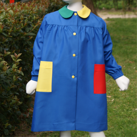 uniforme de colegial azul con bolsillos amarillos y rojos