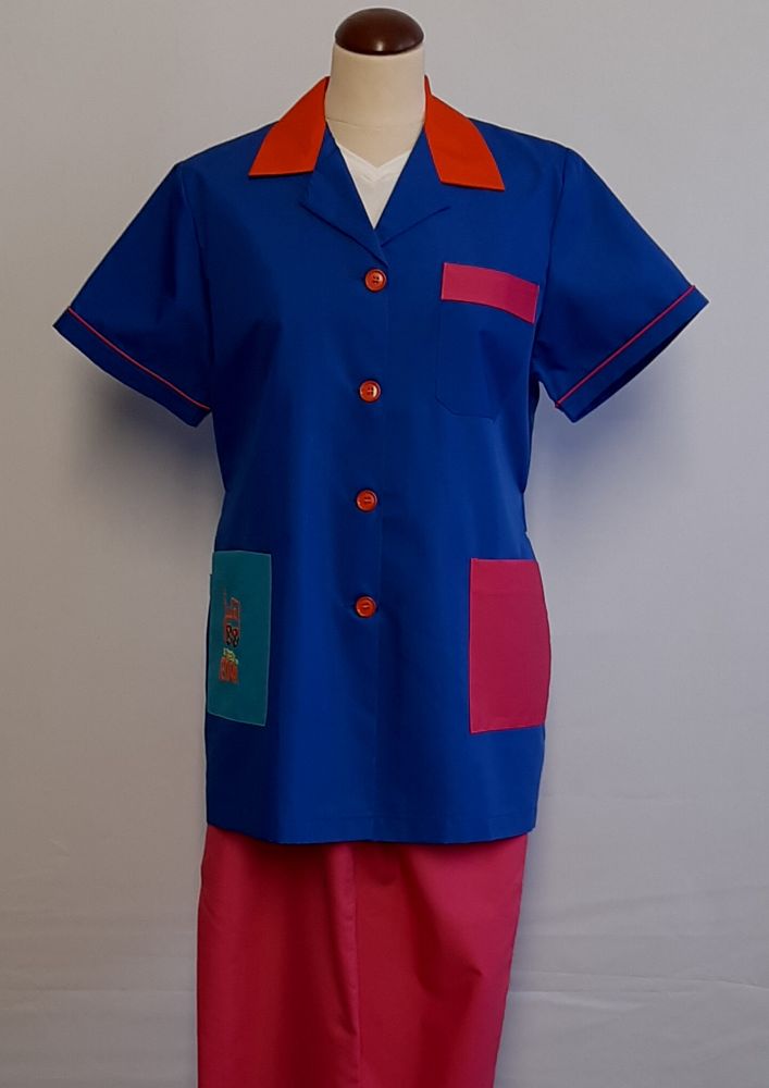 bata azul con detalles rosas