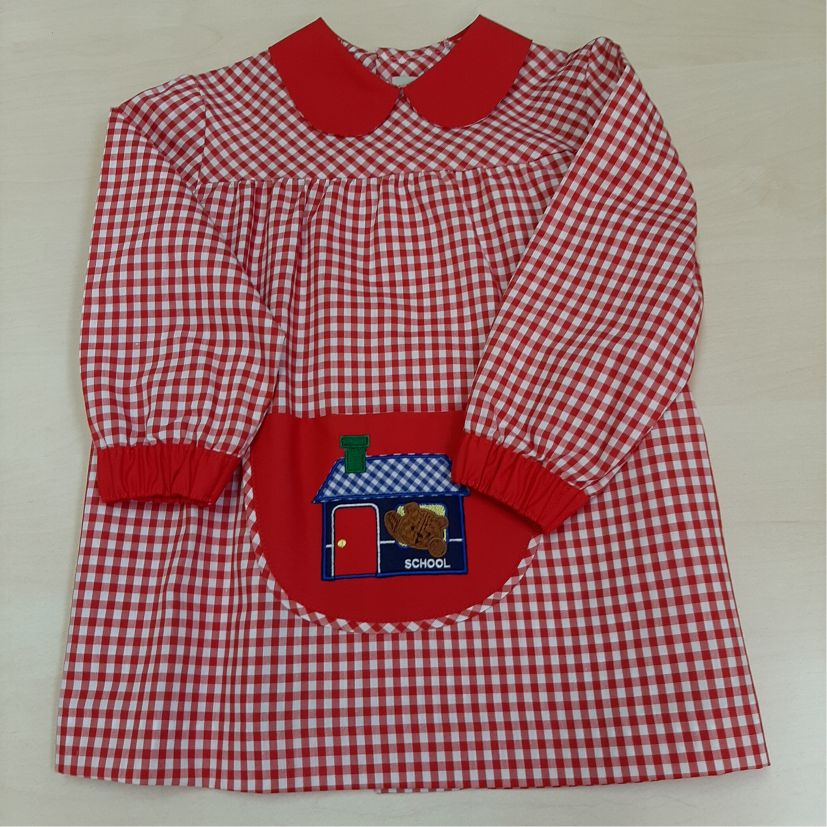 babi escolar rojo y blanco con un estampado