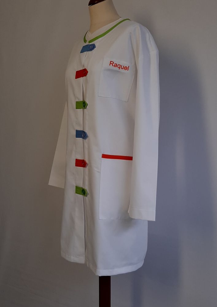 bata blanca con detalles