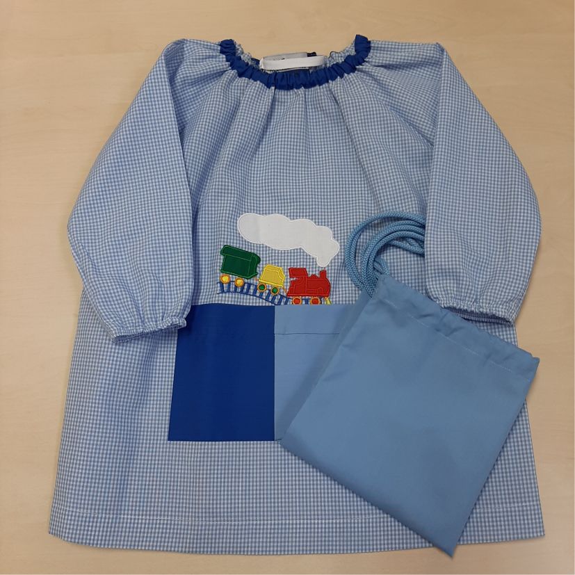 babi escolar azul y blanco con un estampado