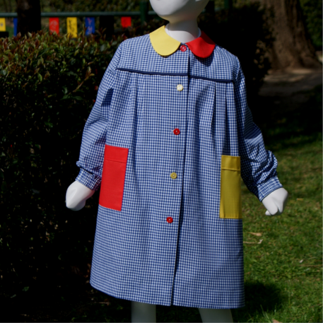 uniforme de colegial azul y blanco