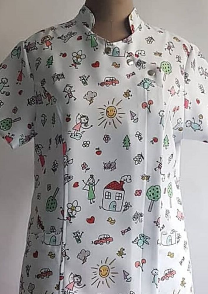 bata blanca con detalles de dibujos
