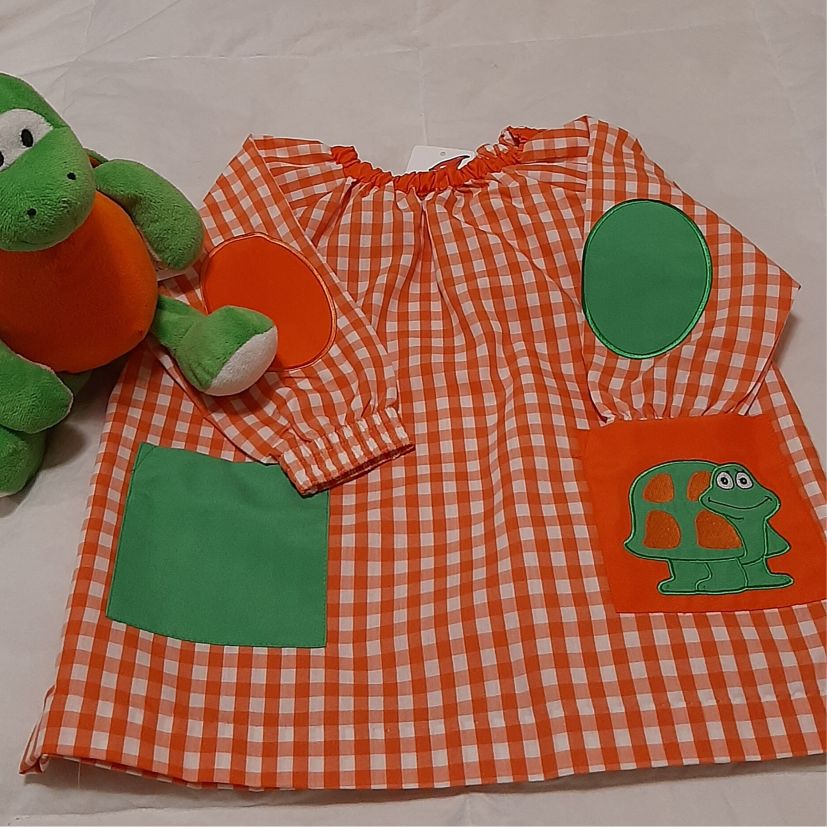 babi escolar naranja y blanco con un estampado