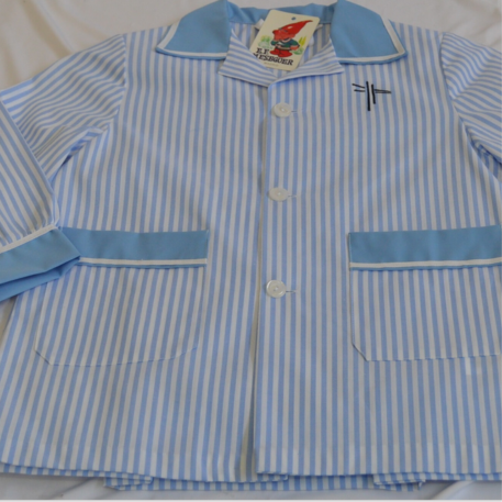 uniforme de colegial azul claro y blanco
