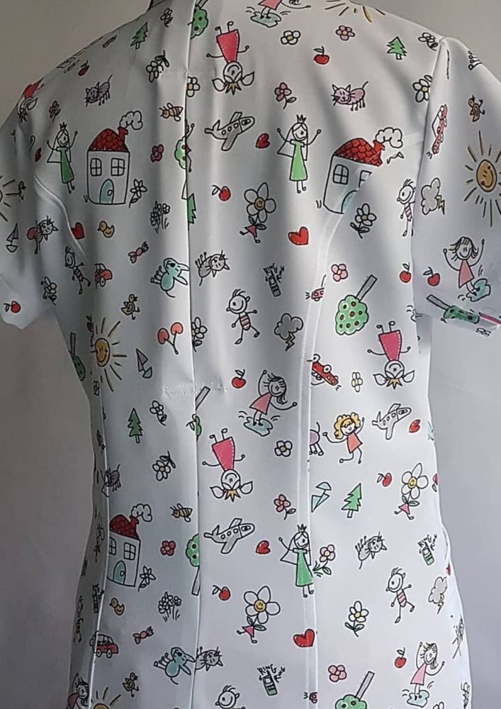 bata blanca con detalles de dibujos