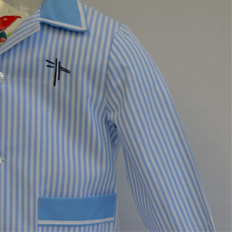uniforme de colegial rojo y blanco